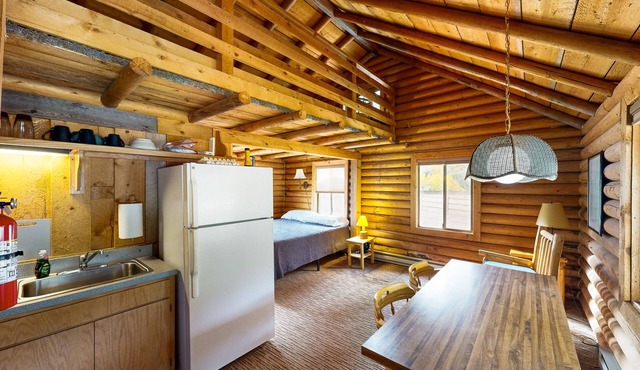 Studio Cabin on Acreage w/full kitchen, near hiking, fishing & skiing