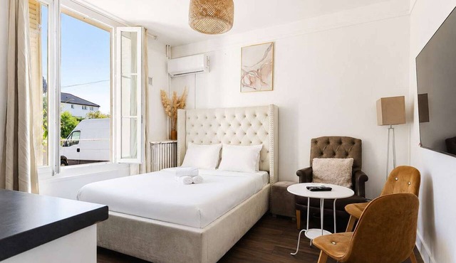 Studio cosy climatisé - Parking gratuit inclus in Le Bourget