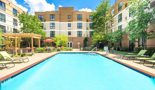 Studio | Free Breakfast. Outdoor Pool. Gym.
