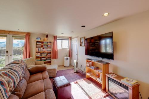 Studio Near Hot Minerals Soak: 360-View of Valley!