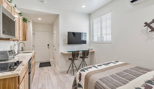 Studio Unit, Shared Hot Tub & Fully Fenced Yard