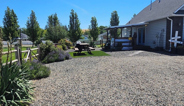 Studio with so much to offer! Small family and pet friendly.