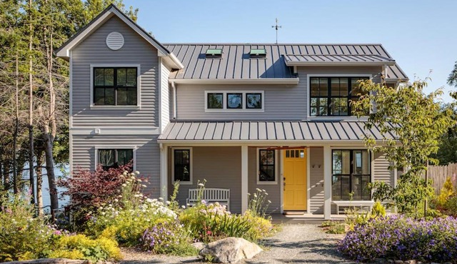 Stunning 4BR Waterfront Home in Eastsound with Private Sauna and Beach Access in Eastsound