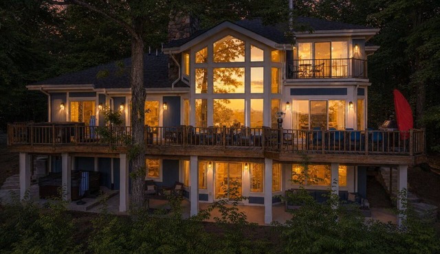 Stunning 5 Bed 3 Bath-Golf Simulator-2 Hot Tubs-2 Fire Pits-Theater