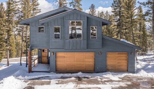 Stunning Antler Ridge Home! Private Hot Tub, Sauna, 5 Min. to Resort!