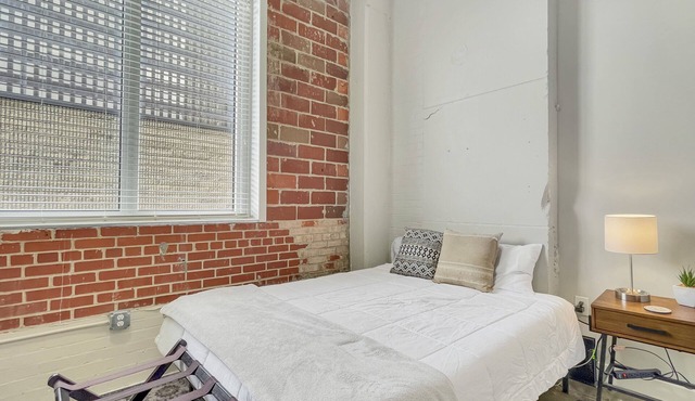 Stunning Downtown Studio with Rooftop Patio