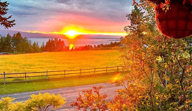Stunning Flathead Lake Views! 3-bedroom house in Bigfork w/private deck/firepit