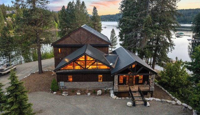 Stunning Lodge on 500 ft Waterfront♦7BR-Sleeps 21♦Spa&Dock♦Reunions&Small Events