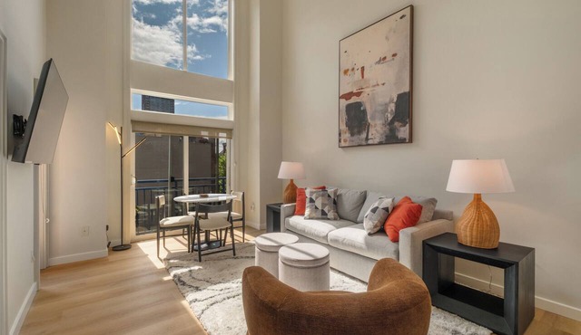 Stylish 2BR Penthouse with Parking & Pool!