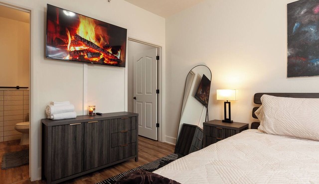 Stylish 3-bed, 2-bath modern condo in Coeur d'Alene, perfect for up to 6 guests. Enjoy a fully equipped kitchen, king suite, and community sauna & gym. located just 12 mins from downtown, 20 mins to Silverwood Theme Park, and 40 mins to Spokane!