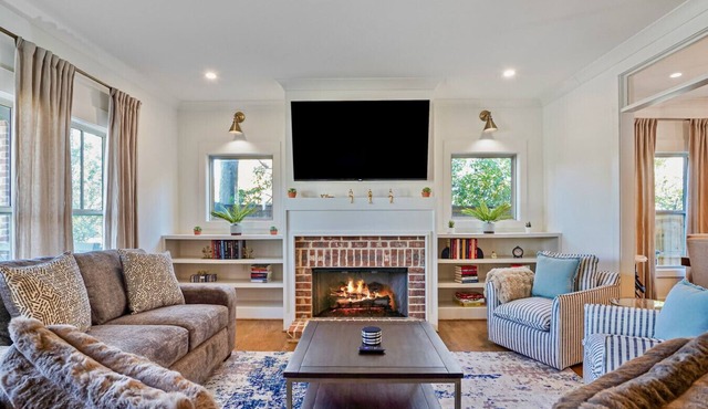 Stylish 4BR near Avondale Restaurants | Sleeps 10