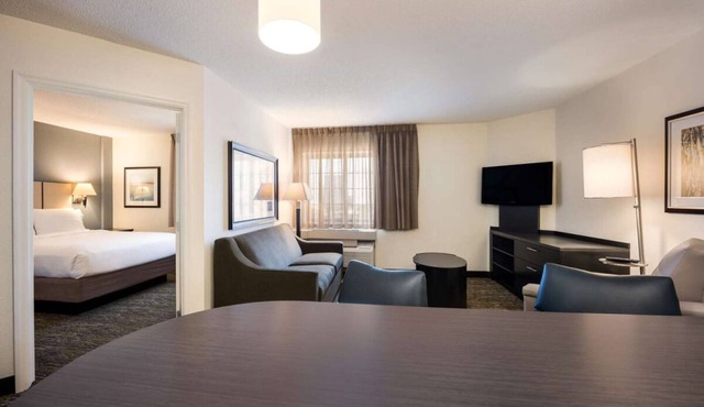 Stylish and Affordable Stay in West Des Moines! 3 Modern Units, Full Kitchen!