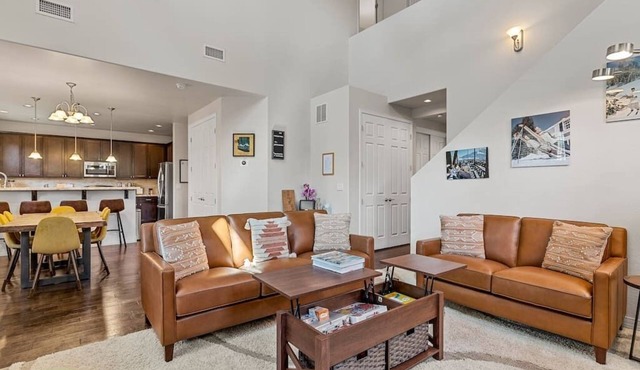 Stylish & Comfy ~ 5★ Location, ♛Royal Beds, HotTub