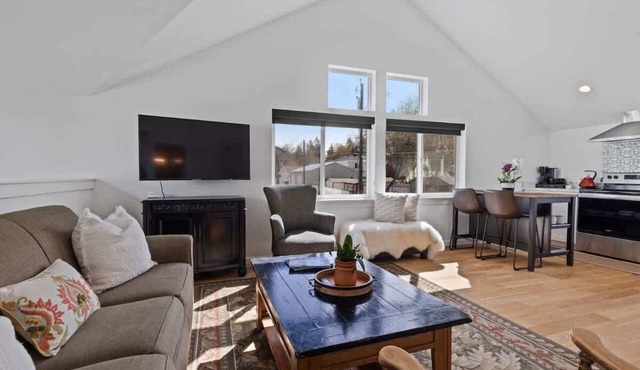 Stylish couples retreat near lake and downtown