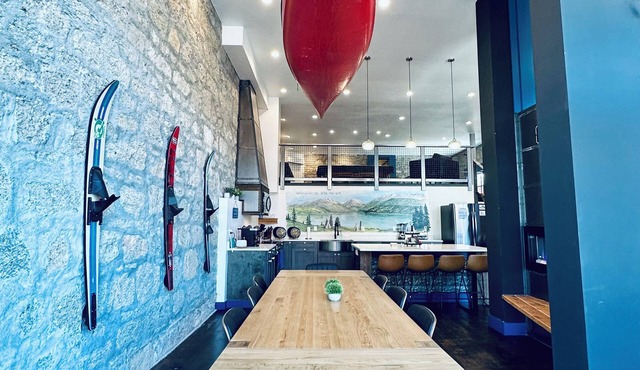 Stylish large Litch Hotel getaway with amenities for all