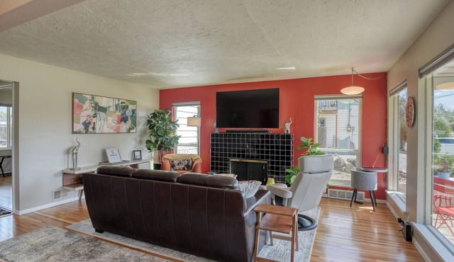 Stylish Mid-Century 3BR/2BA. Huge, Shaded Pet-Friendly Yard, Sauna, Fire Pit