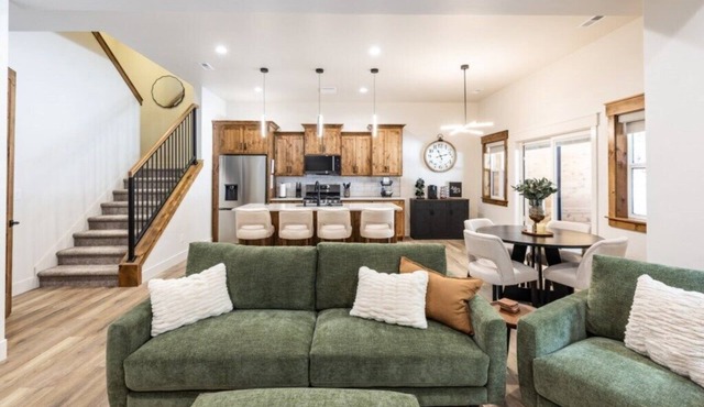 Stylish New, EV Charger, Hot Tub, Close to YNP!