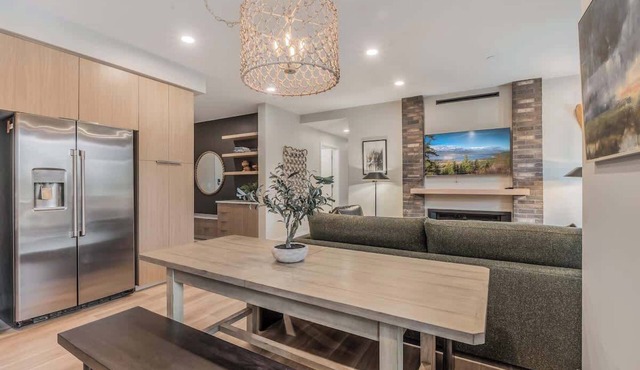 Stylish Pet Friendly Condo w/Hot Tub in Downtown