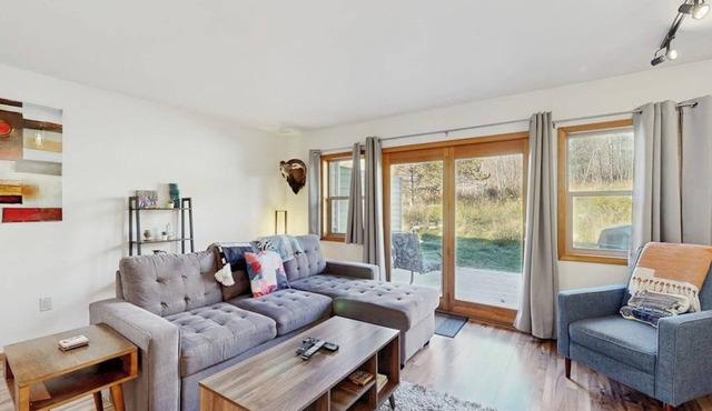Stylish townhouse with WiFi, private washer/dryer, patio, and full kitchen