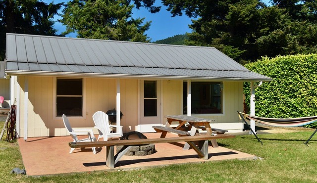 Sunny Cabin on the Rogue River at Gold Beach
