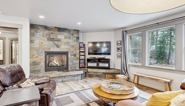 Sunny McCall Retreat | Hot Tub, Deck & Office