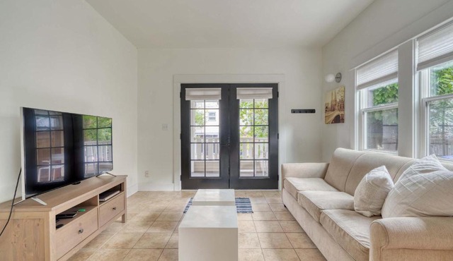 Sunnyside 1BR - Walk to Shops & Nightlife