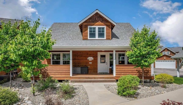 Sunset Cove Cottage - Family Friendly Cozy Retreat