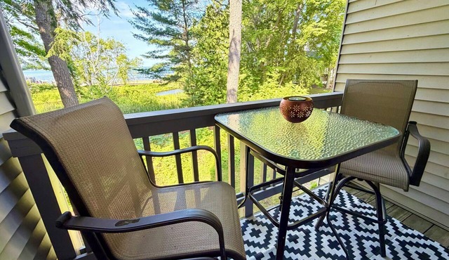 Sunset & Shore:Cozy Lakeside Studio Condo