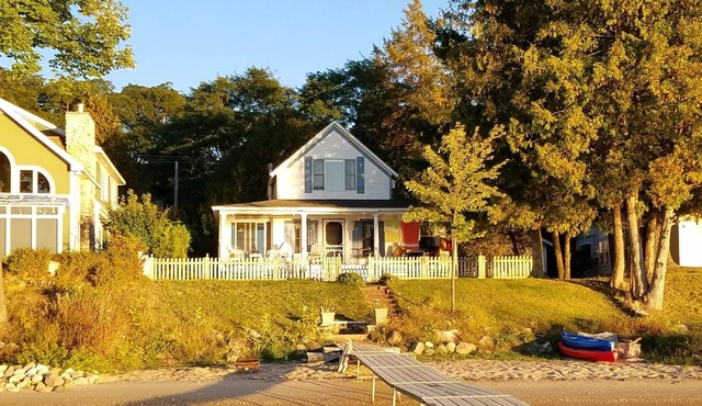 Sunsets & Private Sandy Beach Cottage on Torch Lake in Alden
