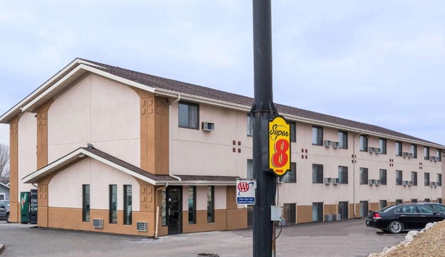 Super 8 by Wyndham Bismarck