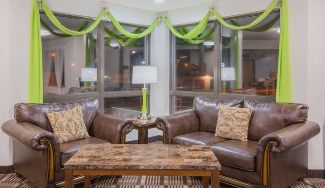 Super 8 by Wyndham Toledo