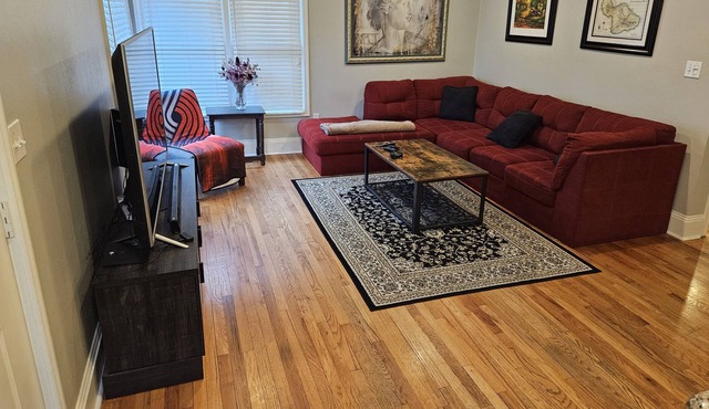 Super clean and cute bungalow. Hot tub. 2 beds 1 bath. Fully fenced backyard ...