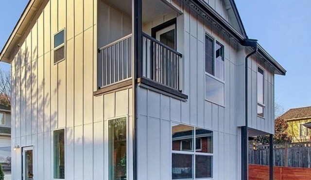 Superb 2-bedroom house with AC, private yard & off street parking in Seattle