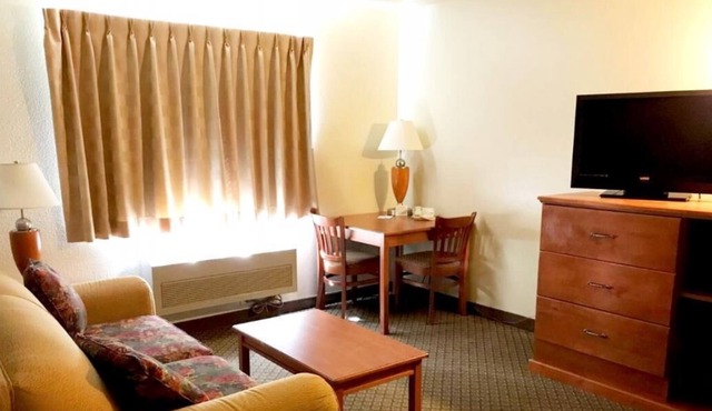 Superb Location, Affordable Stay! 2 Great Units, Pool and Tub, Gym, Breakfast!