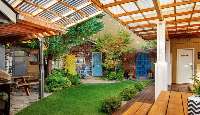 SW Portland Estate with Incredible Patio 8 Miles to Downtown 1/2 mile to MAX One Block to Park