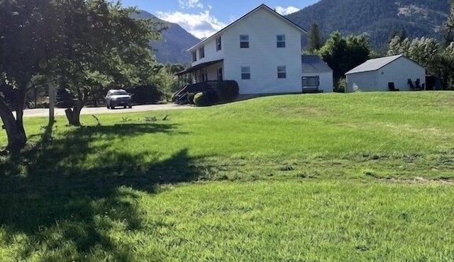 Sweeney Creek Farmhouse Lodge