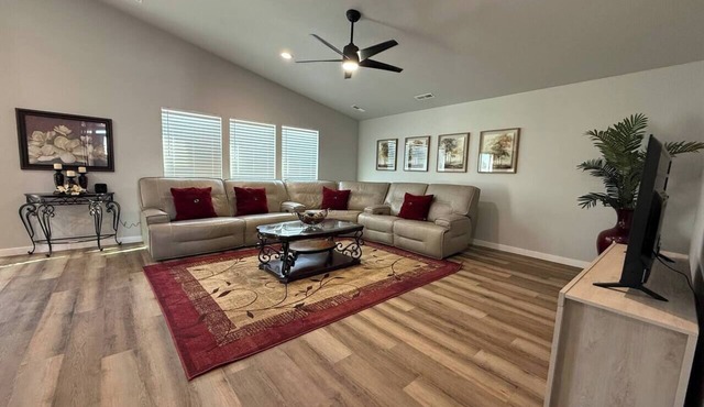 Sweet Esmeralda-FirePit, BBQ, Pets OK, Fenced Yard