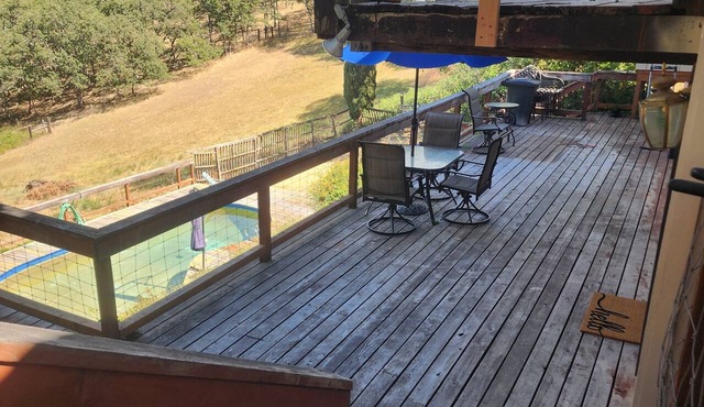 Talent West Hills 1bdr full kitchen pool deck views AC in foothills Adams Rd