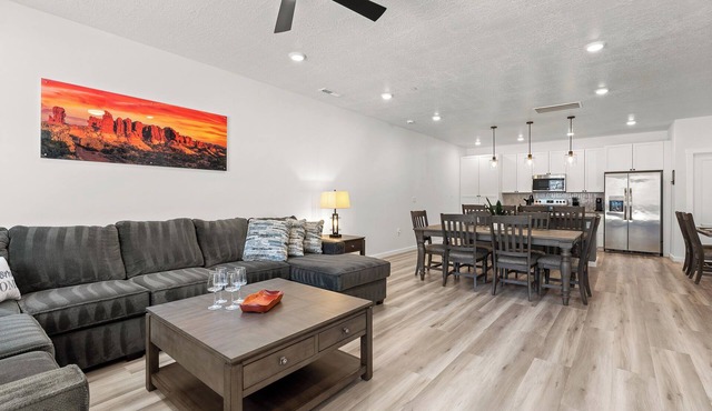 Terra Retreat: Private Hot Tub, Resort Pools, Courts, Gym and more!
