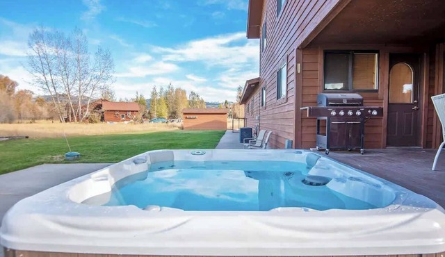Teton Homestead: Large Home + Hot Tub & Views