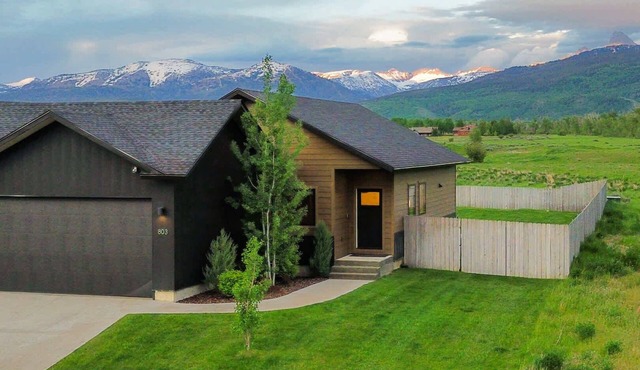 Teton Homestead: Teton Solitude Retreat + Hot Tub