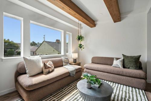The Adelynn - Sleek 2BR House in Portland - Walk to Everything