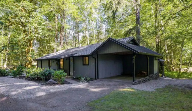 The Bigfoot Bungalow - Close to lakes and town!