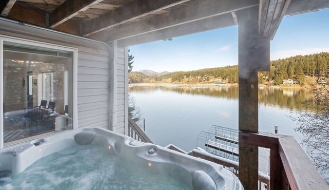 The Boathouse Large Modern Renovated Waterfront Home with Decks and Docks