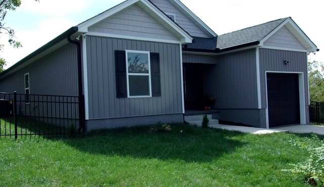 The Cozy Cottage. A pet-friendly place to relax and enjoy Chatt. 1 dog property.