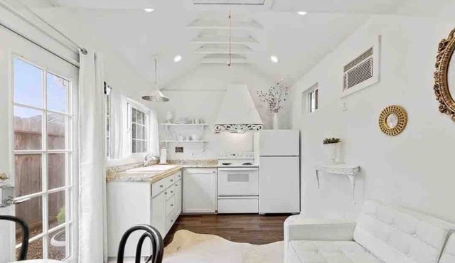The Enchanted Cottage, Super Cute Tiny House in a Private Peaceful Neighborhood