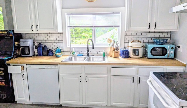 The Flipper: 2BR Coastal Cottage Walk to Depoe Bay, Hot Tub & Arcade & Fire Pit