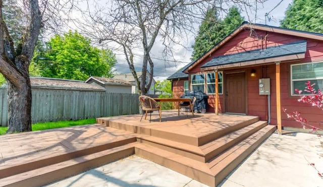 The Hangout House With Bonus Game Room & Foosball