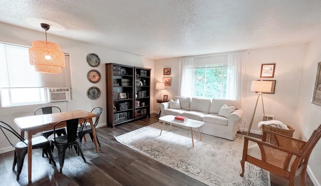 The Hilltop Hideaway, Close to Downtown