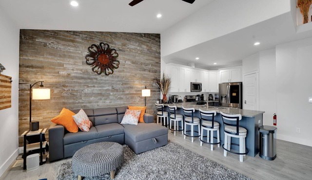 The Jolly Rancher, Luxury Furnishings, Jet Tub, Fenced Yard, Corporate and Vaca